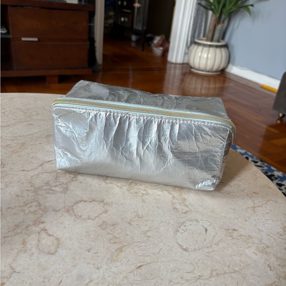 Crinkle metallic cosmetic bag - Picture 9 of 10
